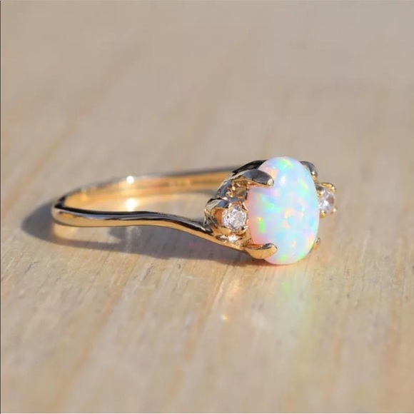 14k yellow gold white opal diamond ring - Picture 3 of 8
